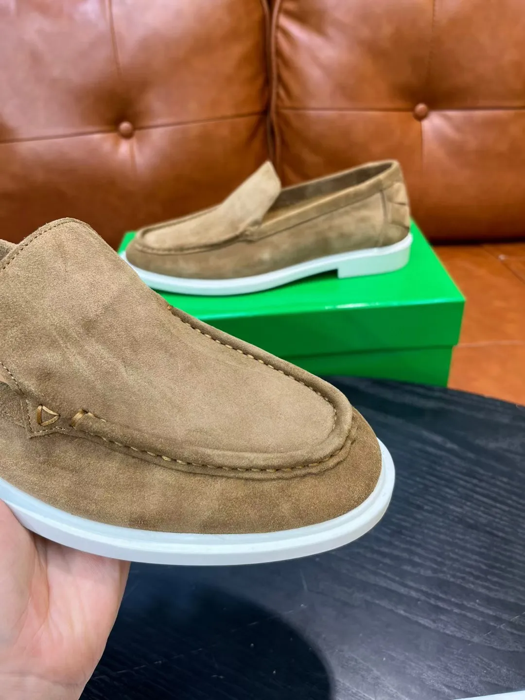 [BV] Top P: 780💰 Size: Male 39-44 (38.45 non-refundable) Bottega Veneta 2025 autumn and winter counter synchronization style. Bottega Veneta BV's new driving shoes have a slip-on design with suede upper, BV's unique weaving design on the heel, and a weaving pattern on the outsole.
